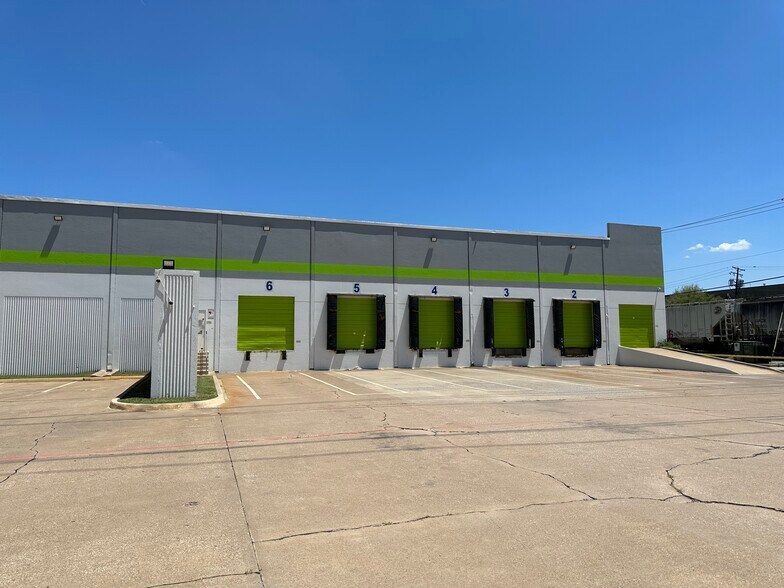 More Photos Of 2200-2202 E Randol Mill Rd, Arlington Warehouse For Lease