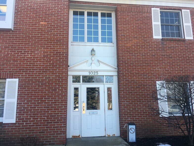 More Photos Of 1015-1025 W Wise Rd, Schaumburg Office For Sale