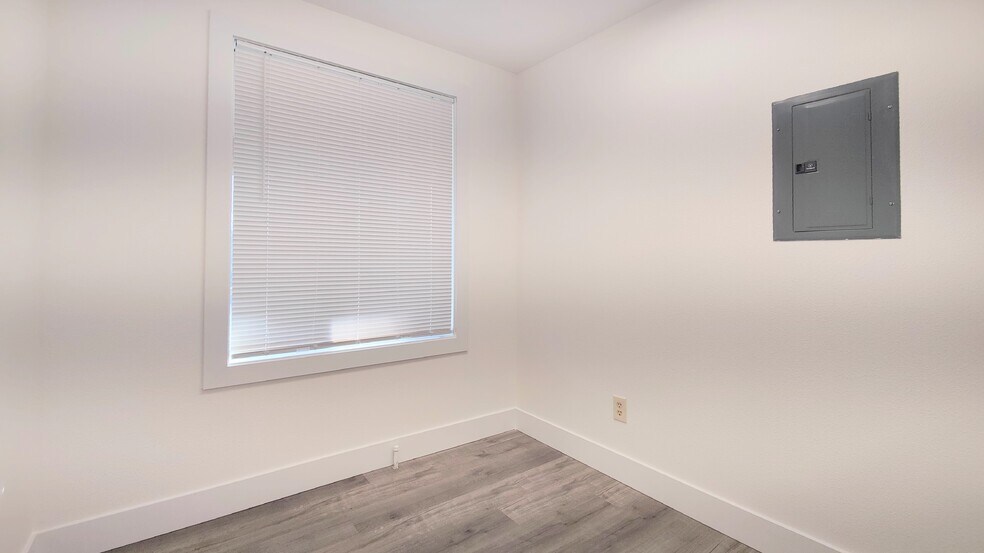 More Photos Of 12208-12222 SE Market St, Portland Office For Lease