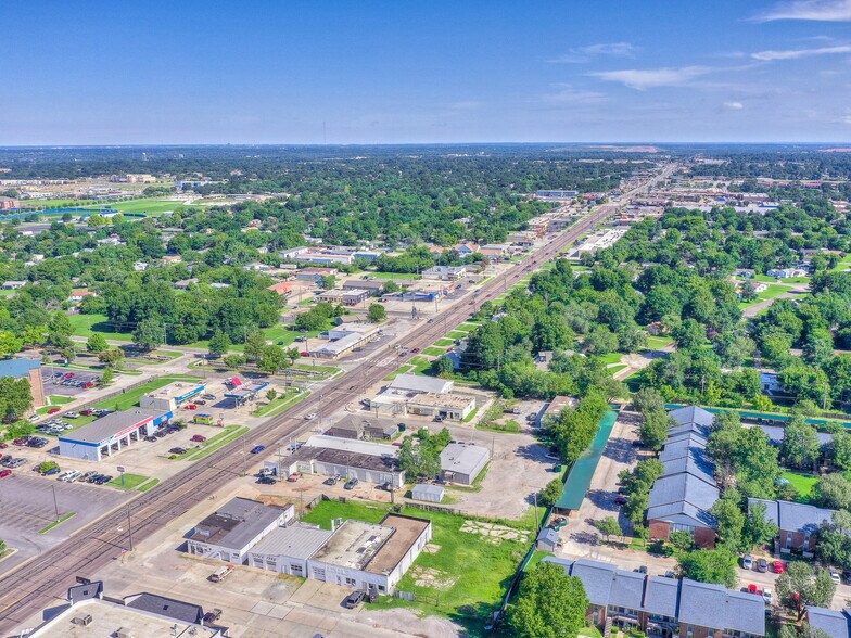 More Photos Of 227 W MacArthur Dr, Midwest City Auto Repair For Sale