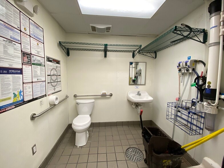 More Photos Of 3329 Rainbow Dr, Rainbow City Fast Food For Sale