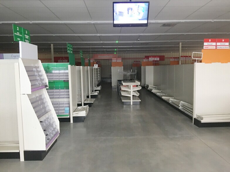 More Photos Of 305 S 1st St, Wakeeney General Retail For Lease