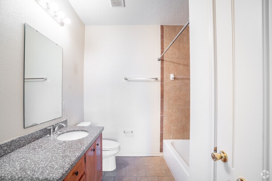 More Photos Of 107 Oak Park Dr, Clute Apartments For Sale
