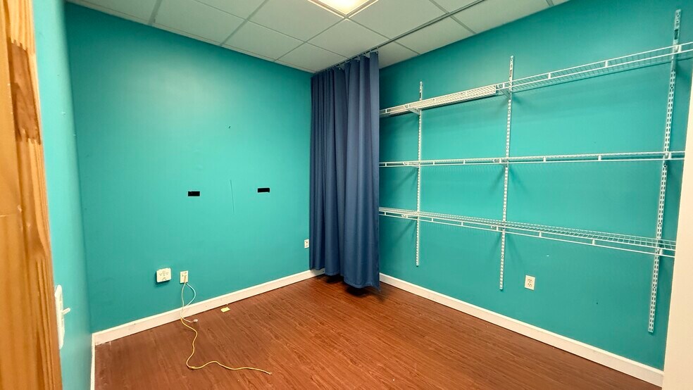 More Photos Of 3350-3390 E Bay Dr, Largo Storefront For Lease