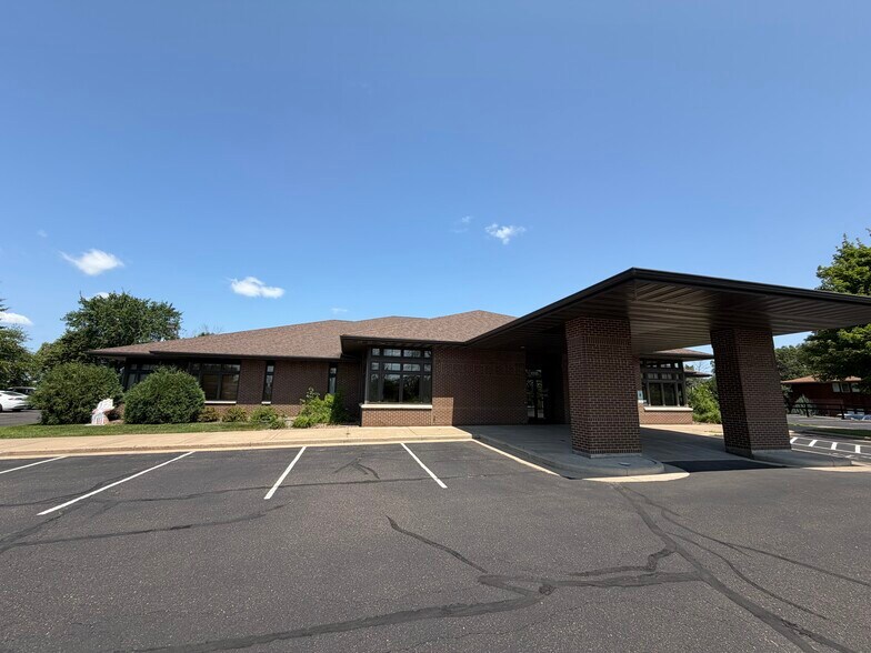 More Photos Of 1110 Oak Ridge Dr, Eau Claire Medical For Sale