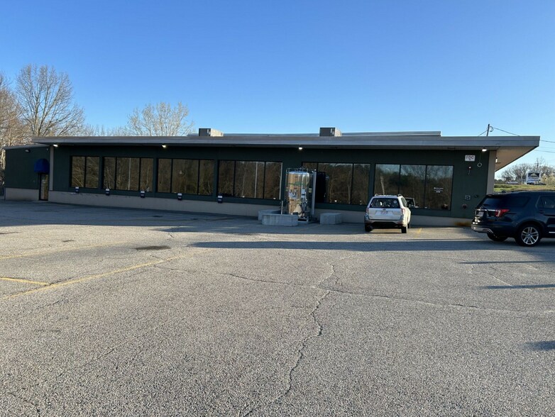 More Photos Of 421 Washington St, Auburn Freestanding For Lease