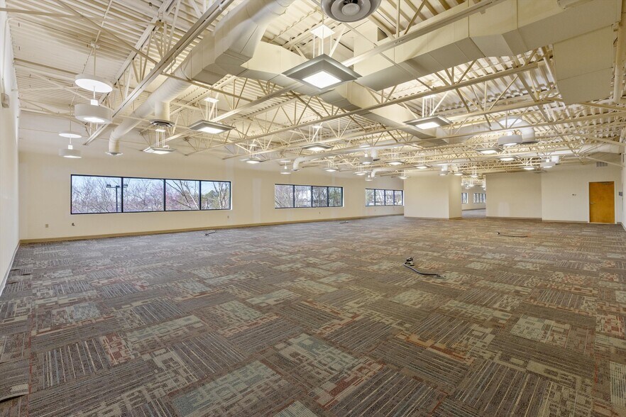 More Photos Of 1820 Midpark Rd, Knoxville Light Distribution For Lease