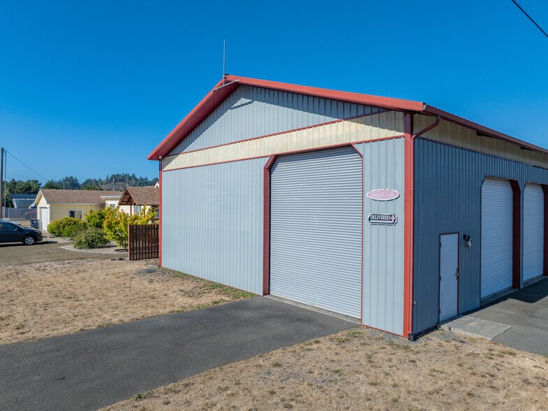 More Photos Of 100 N 7th St, Lakeside Showroom For Sale