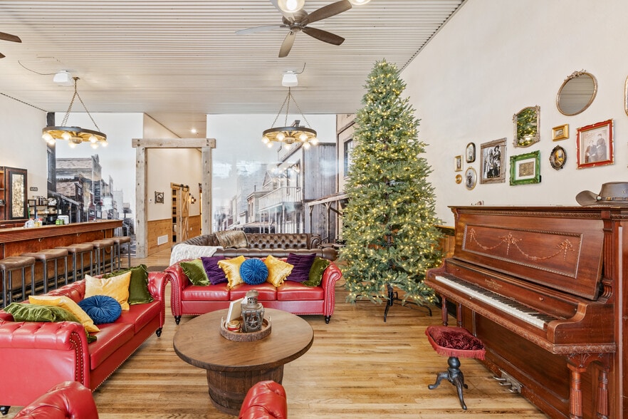 More Photos Of 417 Main St, Ashton Specialty For Sale