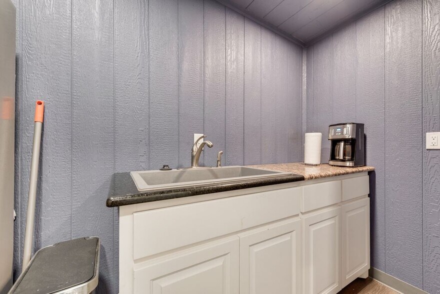 More Photos Of 407 W Main St, Waxahachie Freestanding For Sale