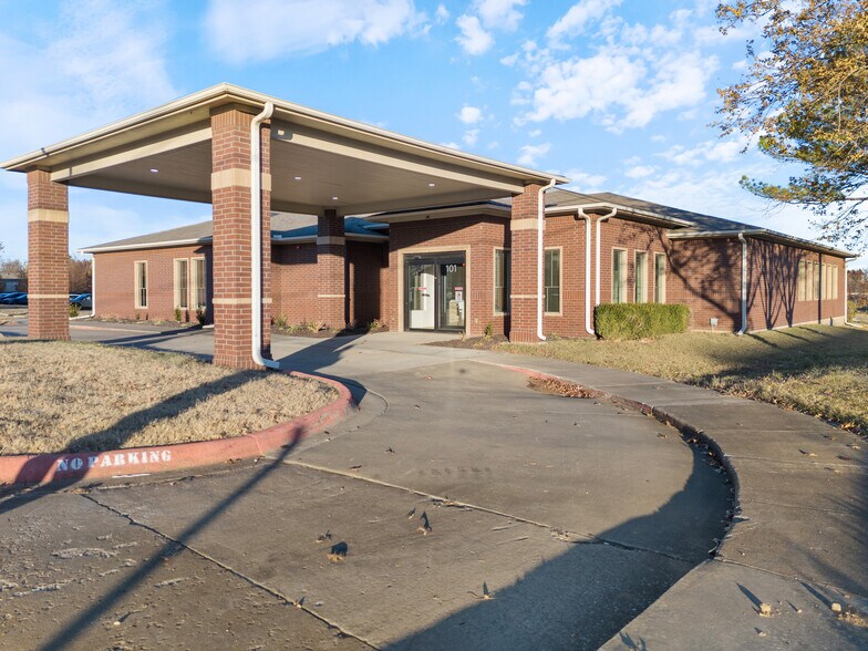 More Photos Of 101 N 37th St, Rogers Medical For Lease