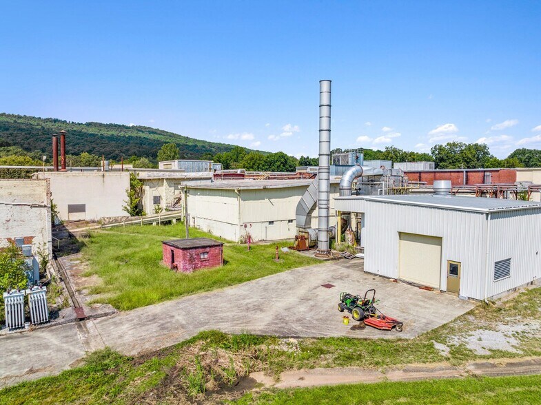 More Photos Of 705 E 2nd St, Stevenson Industrial For Lease