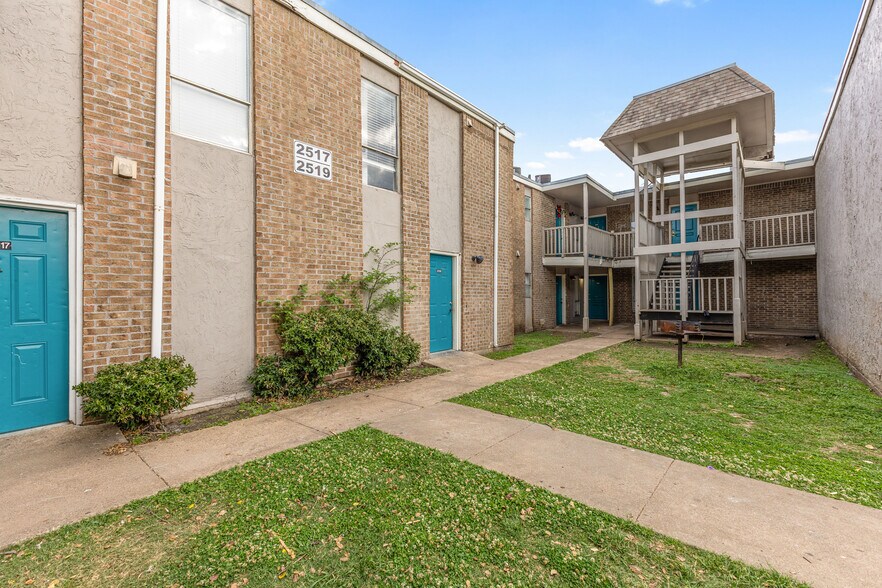 More Photos Of 2507 Airport Cir, Arlington Apartments For Sale