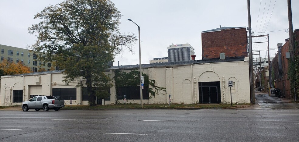 More Photos Of 310 S 10th St, Lincoln Storefront For Lease