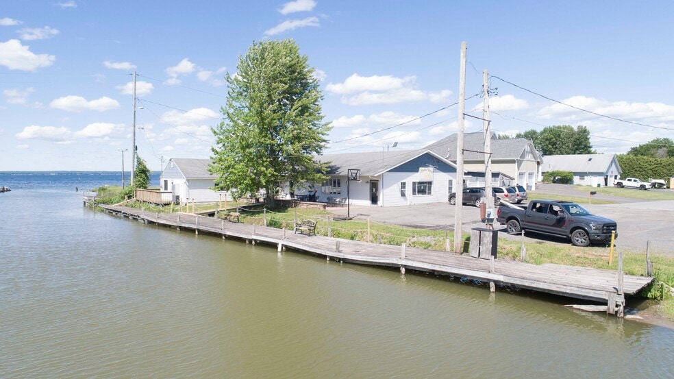 More Photos Of 303 Barrett Ln, Bridgeport Bar For Sale