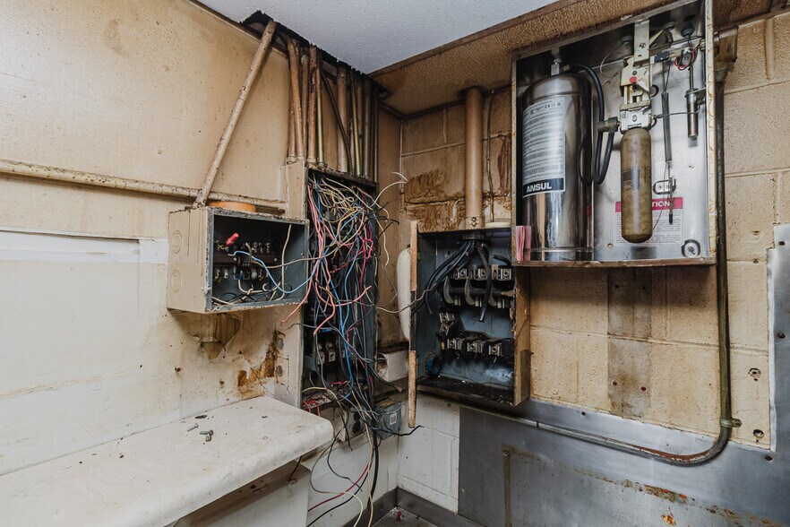 More Photos Of 1015 S Meridian Ave, Wichita Auto Repair For Sale