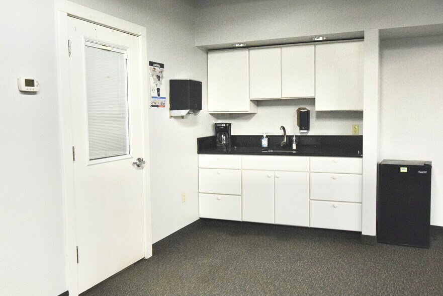 More Photos Of 2200 SE Mailwell Dr, Milwaukie Warehouse For Lease