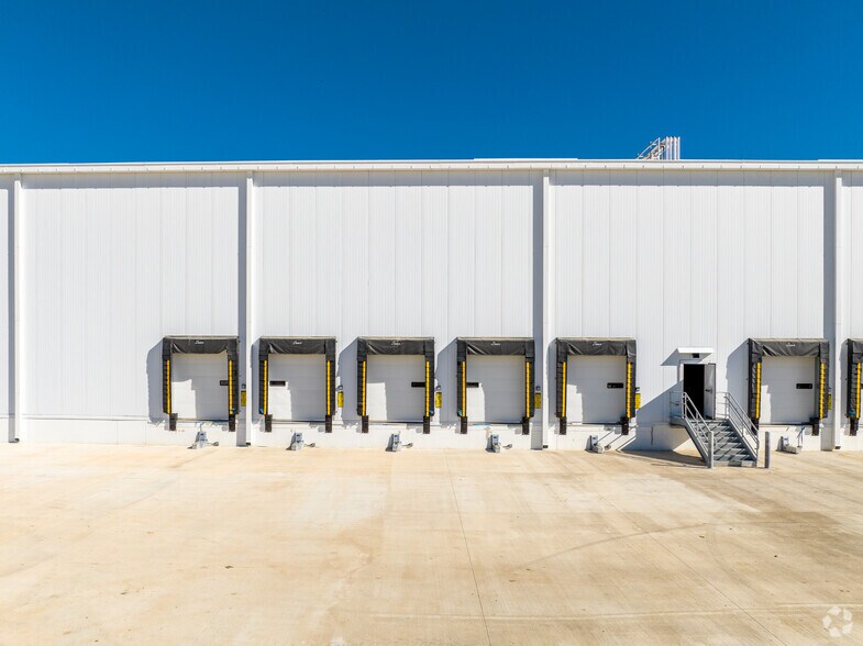 More Photos Of 110 Cascade Dr, San Antonio Refrigeration Cold Storage For Lease