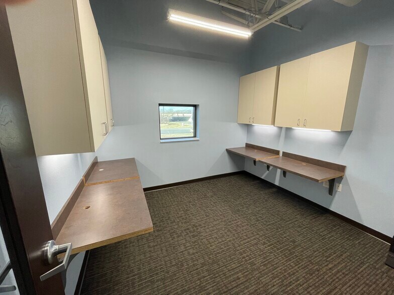 More Photos Of 8570 Northwest Blvd, Indianapolis Medical For Lease