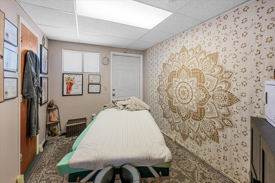 More Photos Of 40585 Big Bear Blvd, Big Bear Lake Office For Sale