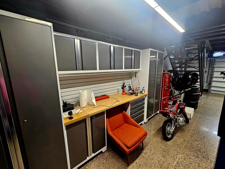 More Photos Of 48 Pit Ln, Pontiac Parking Garage For Sale