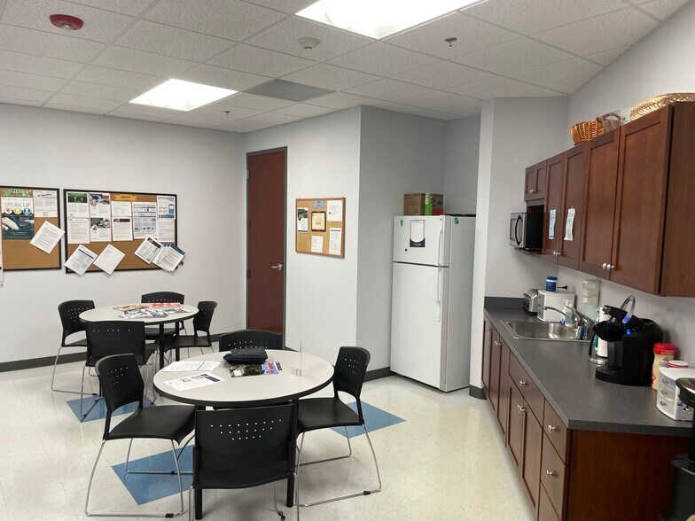 More Photos Of 4200 Cantera Dr, Warrenville Business Park For Sale