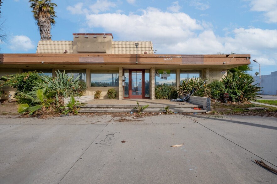 More Photos Of 16955 Sherman Way, Van Nuys Freestanding For Lease