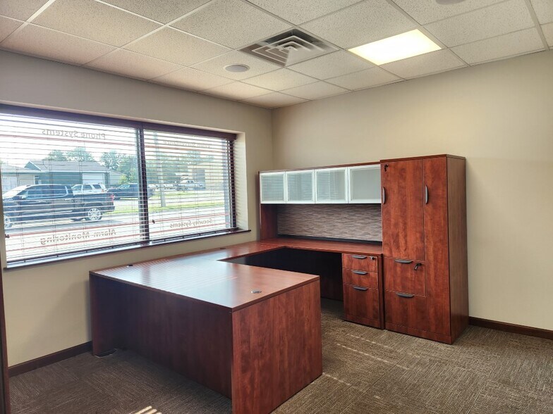 More Photos Of 702 S Delaware Ave, Mason City Light Manufacturing For Lease