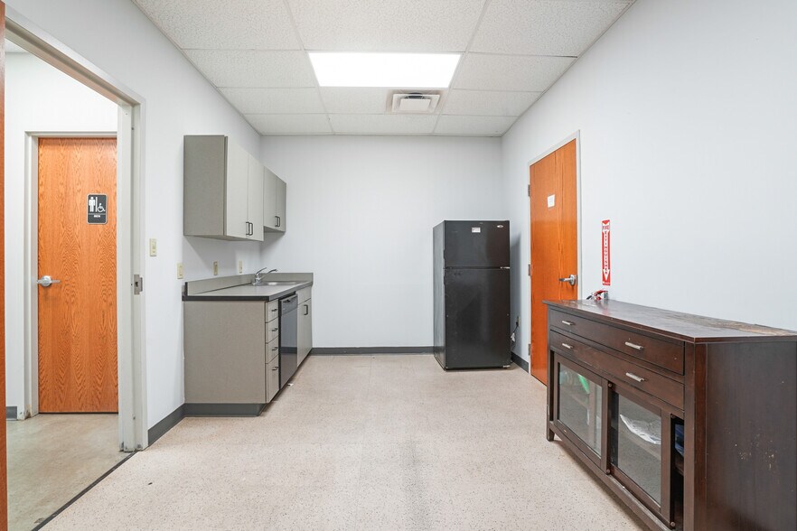 More Photos Of 2380 Morse Rd, Columbus Freestanding For Sale