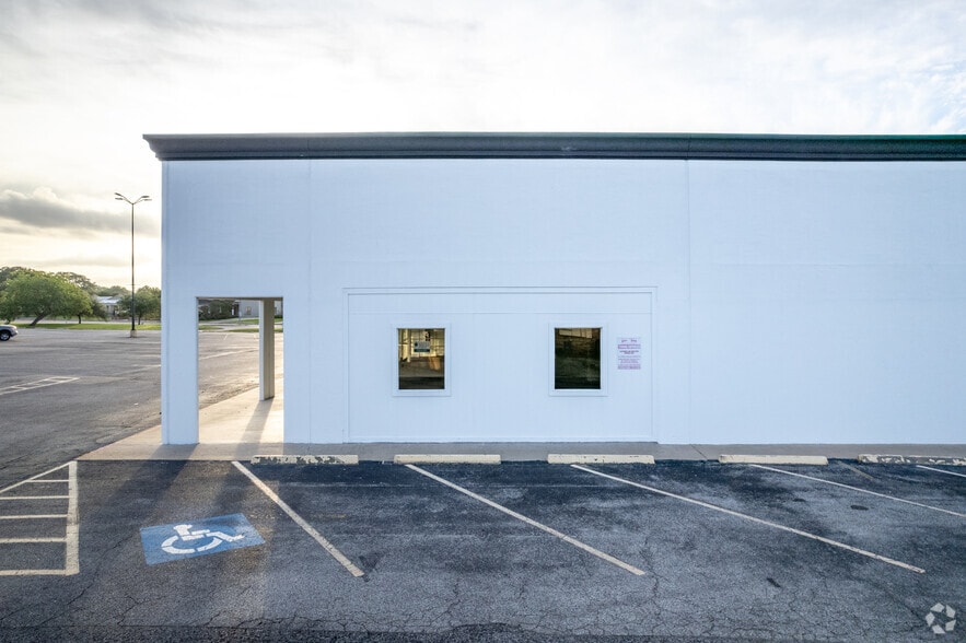 More Photos Of 120 Circle Way St, Lake Jackson Unknown For Lease