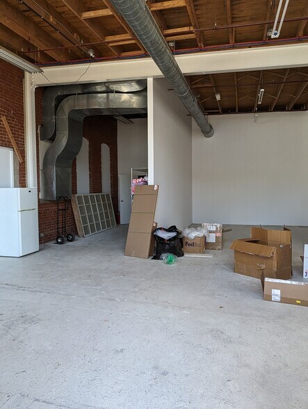 More Photos Of 583 Pacific St, Stamford Freestanding For Lease