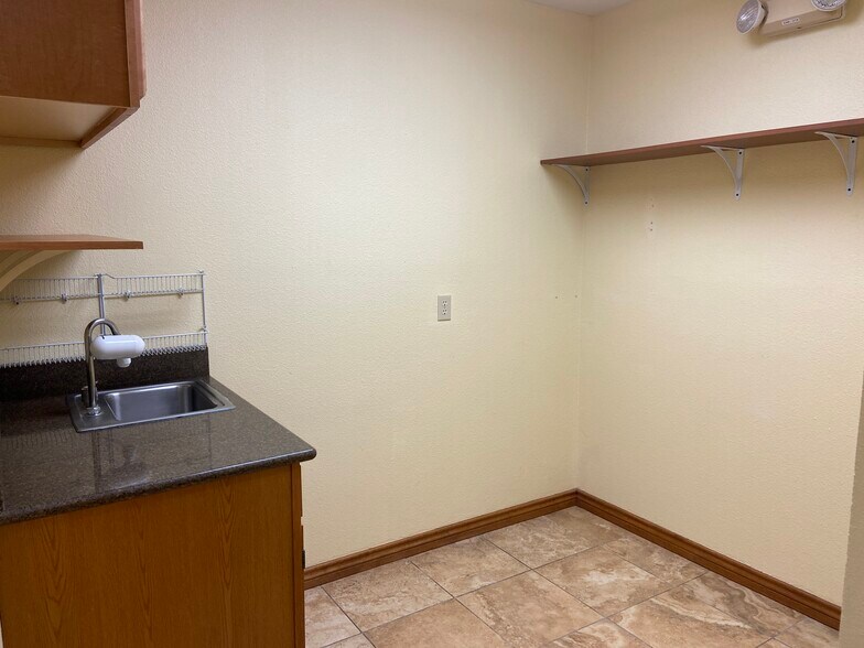 More Photos Of 515 N King St, Seguin Medical For Lease