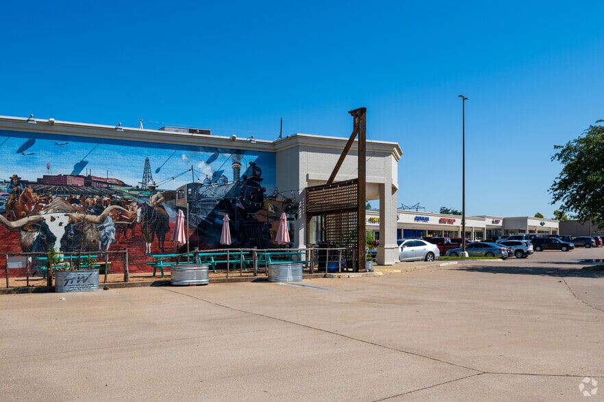 More Photos Of 1700-1760 Mall Cir, Fort Worth Freestanding For Lease