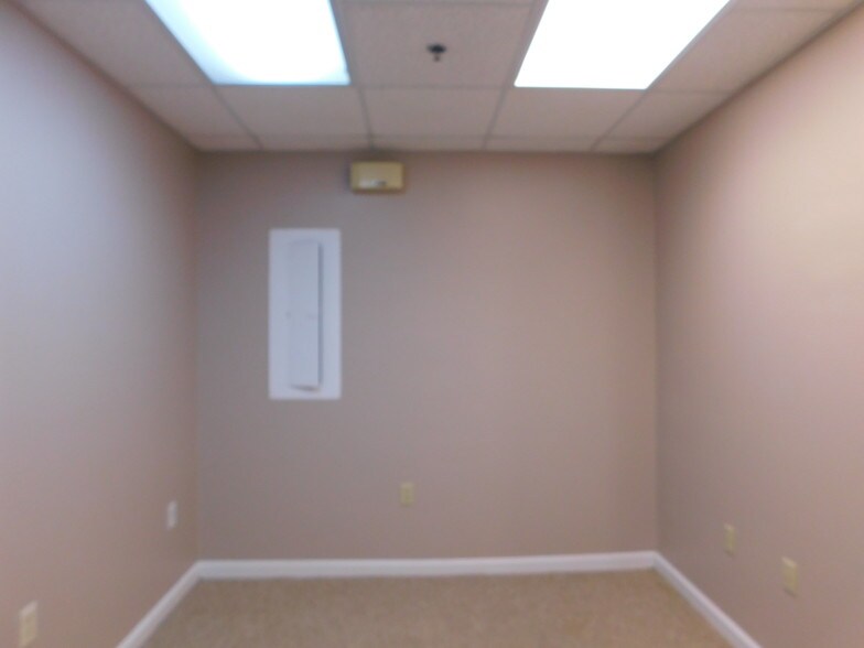 More Photos Of 50 Nashua Rd, Londonderry Office For Sale