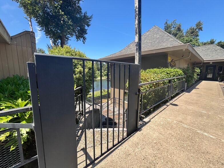 More Photos Of 131 NE Pine St, Salem Office For Lease