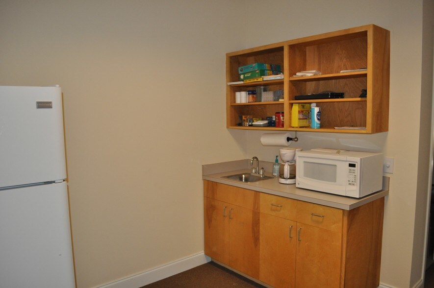 More Photos Of 612 Johnnie Dodds Blvd, Mount Pleasant Showroom For Lease