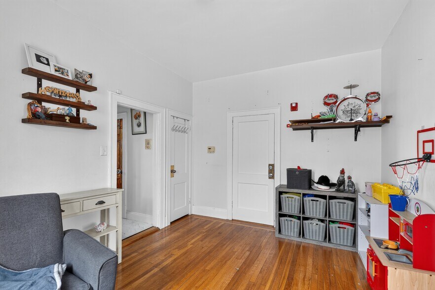 More Photos Of 154 Chestnut Ave, Jersey City Restaurant For Sale