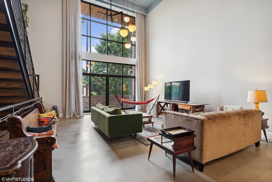 More Photos Of 3522 N Halsted St, Chicago Bar For Sale