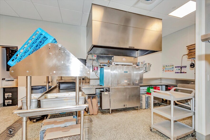 More Photos Of 140 Washington Sq, Washington General Retail For Sale