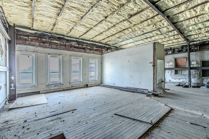 More Photos Of 221 S Main St, McGregor Storefront Retail Office For Sale