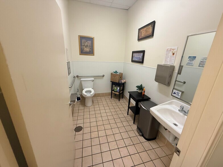 More Photos Of 13359 N Highway 183, Austin Storefront For Lease