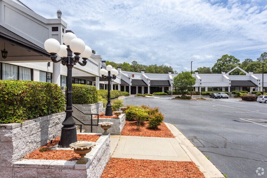 More Photos Of 5442 Frontage Rd, Forest Park Showroom For Lease