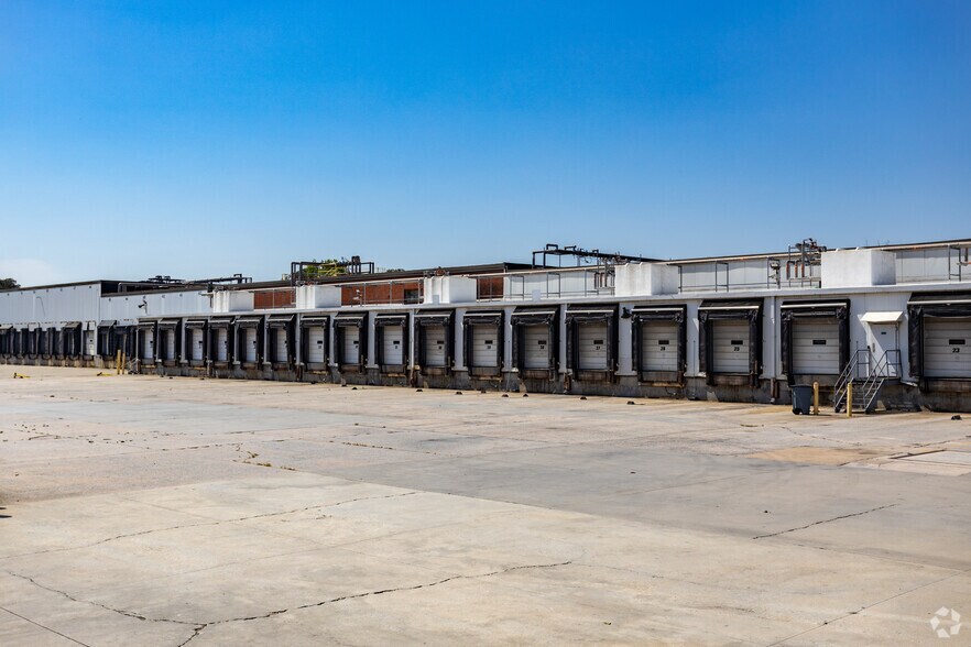 More Photos Of 1239 Oakleigh Dr, East Point Warehouse For Sale