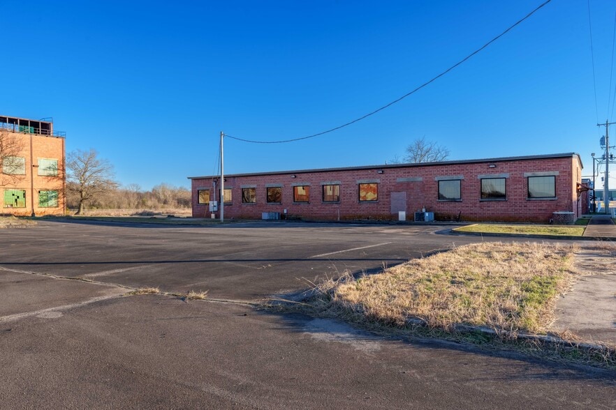 More Photos Of 415 Franklin D Roosevelt Dr, Muscle Shoals Office For Lease