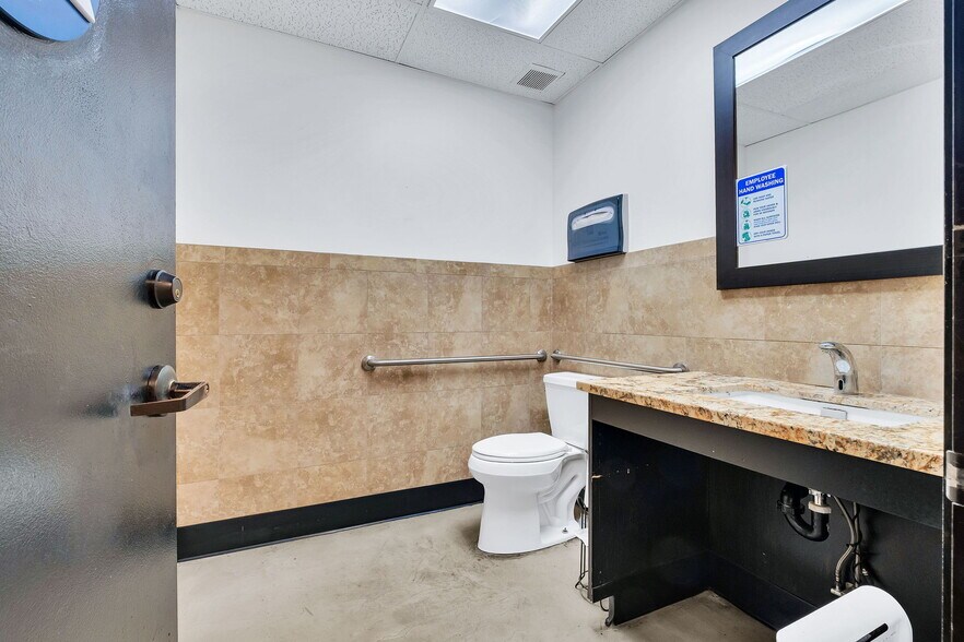 More Photos Of 550 N Golden Circle Dr, Santa Ana Office For Lease