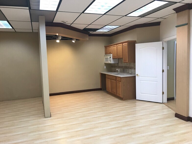 More Photos Of 1501 W Campus Dr, Littleton Flex For Sale