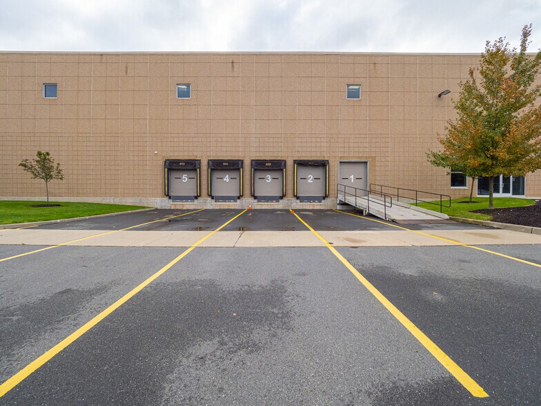 More Photos Of 70 Carter Dr, Edison Warehouse For Lease
