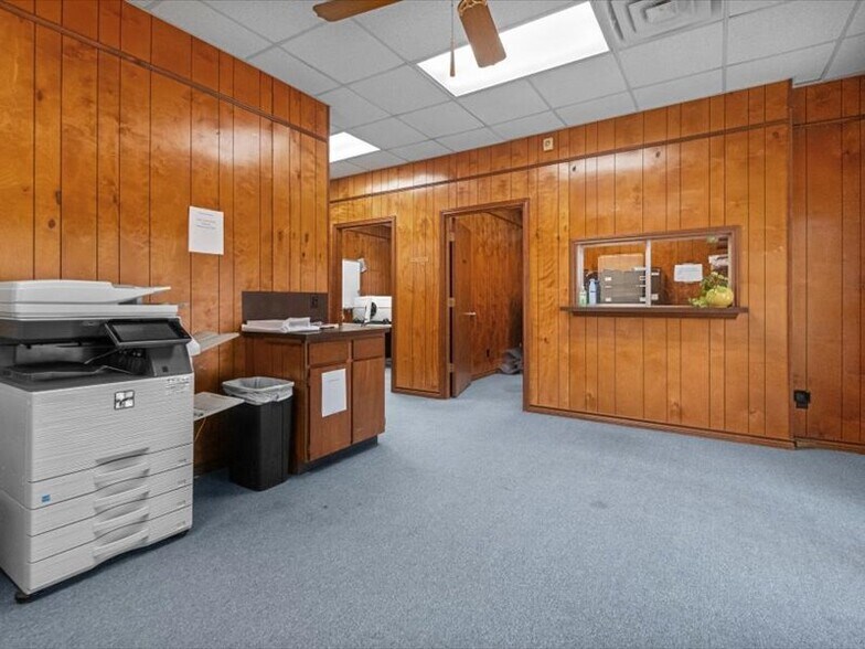 More Photos Of 1000 N Church St, Palestine Medical For Sale
