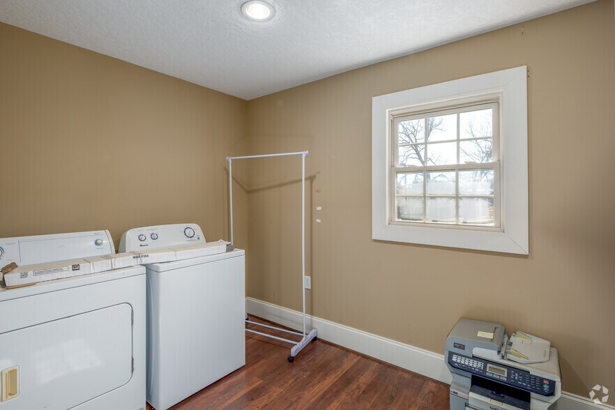 More Photos Of 501 Griffin Ave, Eastman Office For Sale