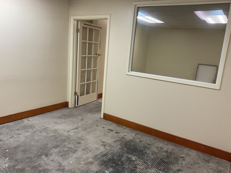 More Photos Of 1329-1399 E 28th St, Signal Hill Warehouse For Sale